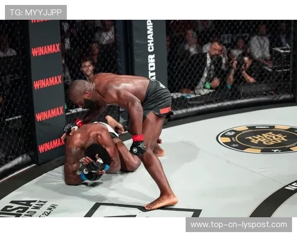 UFC女拳手赛后直接求婚：勇敢的爱情，令人动容的瞬间